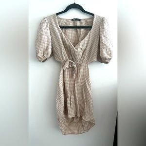 Short Fun Pinkish dress. Puffy sleeves. Slight Open back